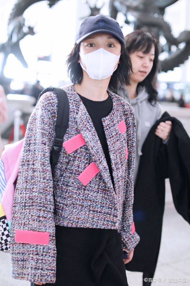 周迅亮相机场,美女素颜穿小香风外套皮肤白皙气色不错!